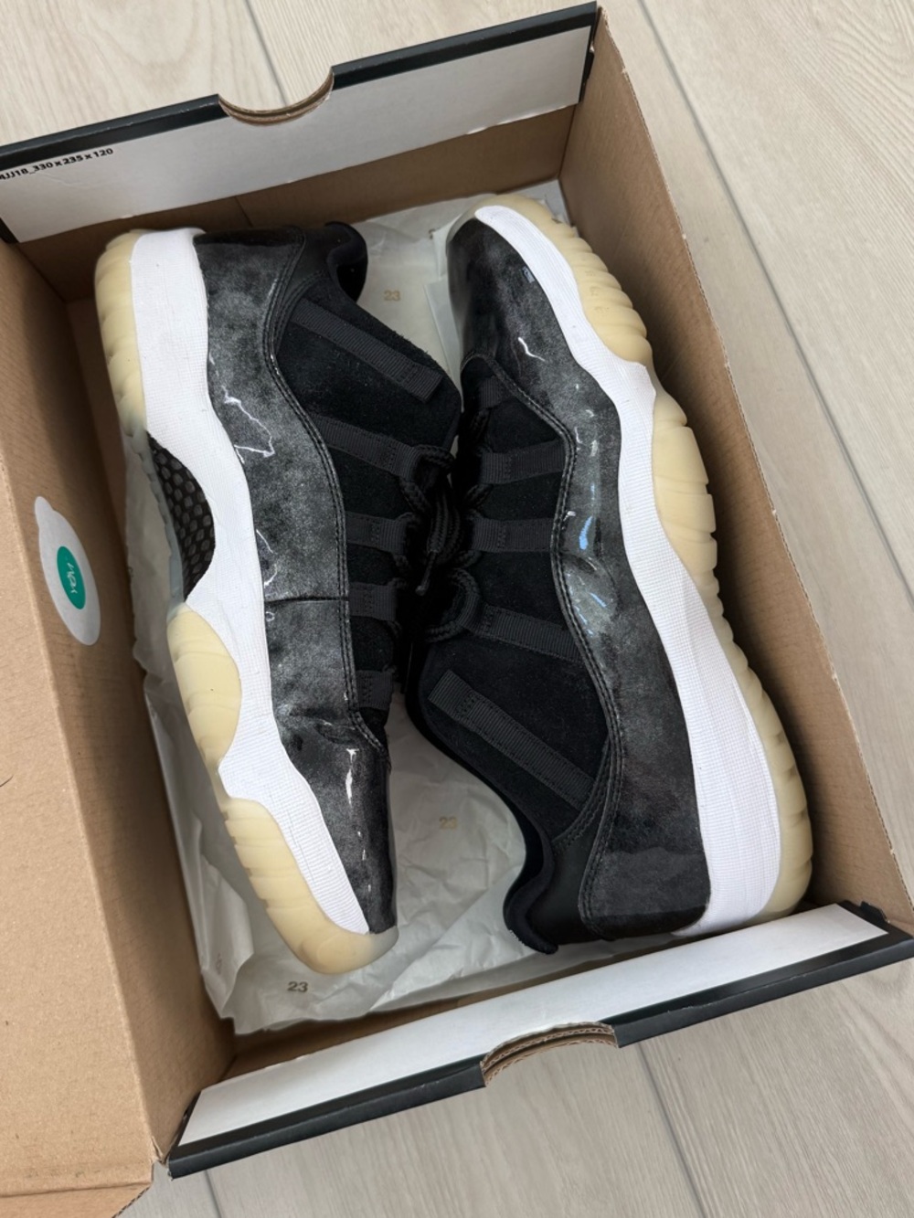 Air Jordan 11 Retro Low - Picture 2 of 8